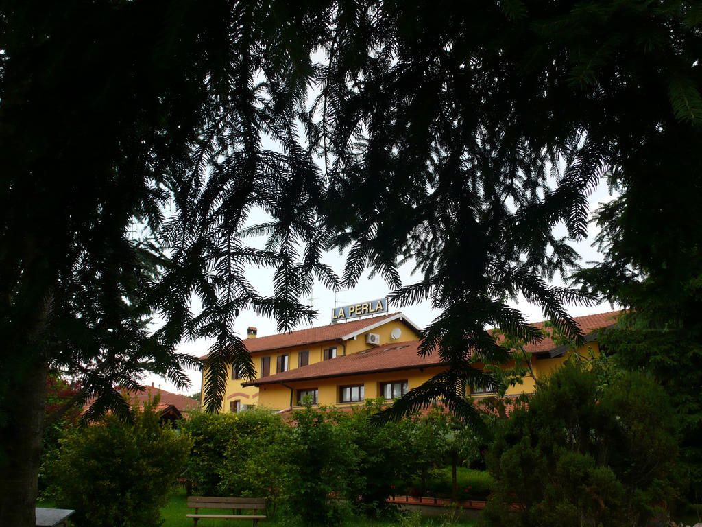 Hotel Ristorante La Perla Varallo Pombia Buitenkant foto