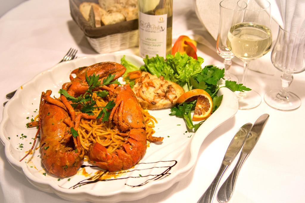 Hotel Ristorante La Perla Varallo Pombia Buitenkant foto