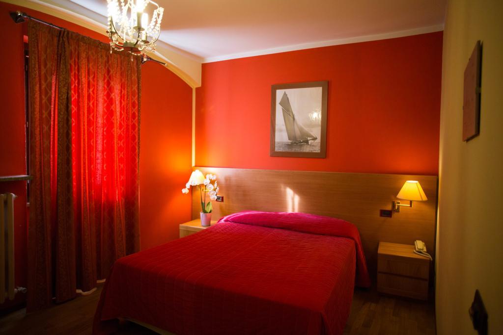 Hotel Ristorante La Perla Varallo Pombia Buitenkant foto