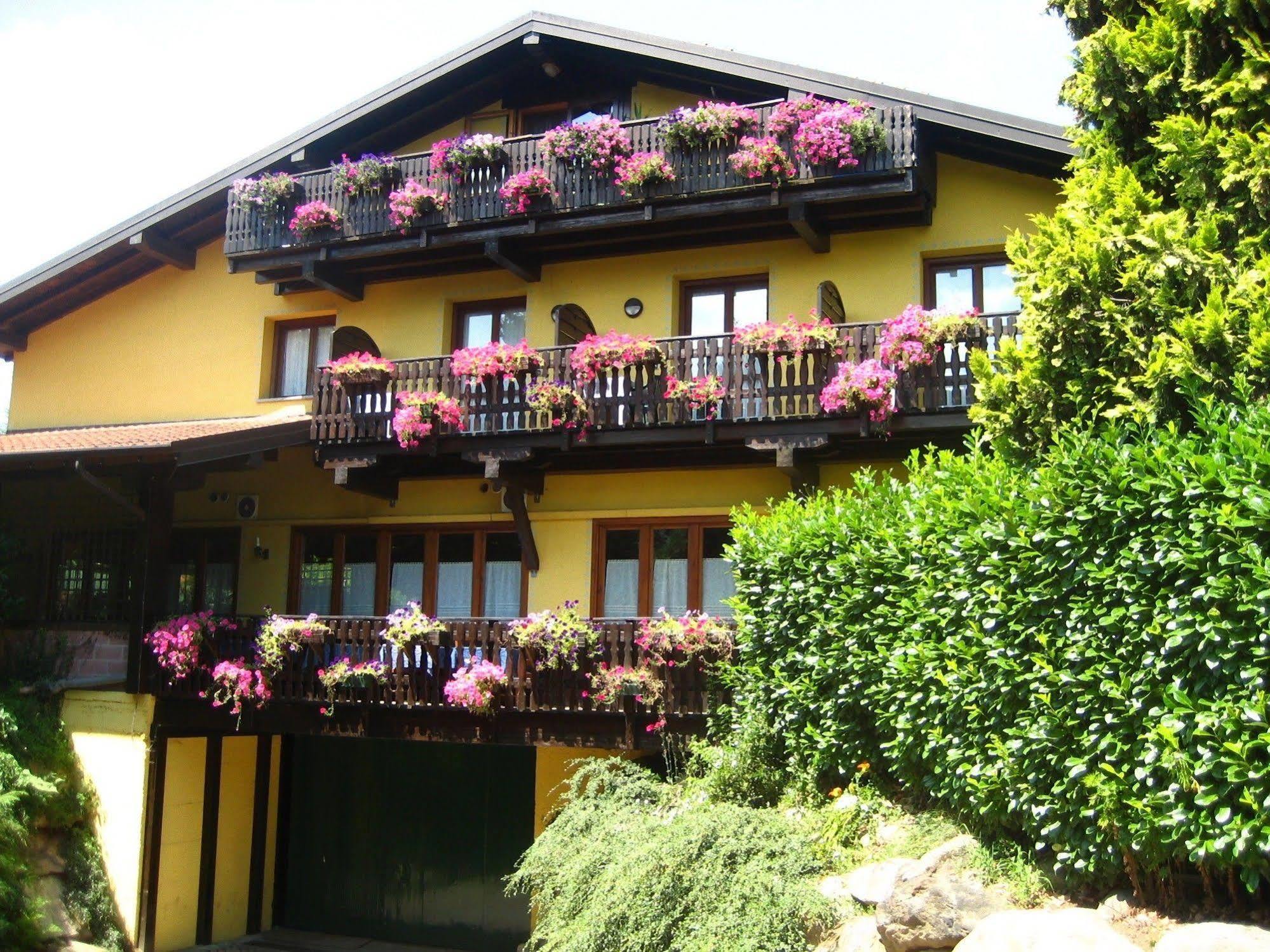 Hotel Ristorante La Perla Varallo Pombia Buitenkant foto