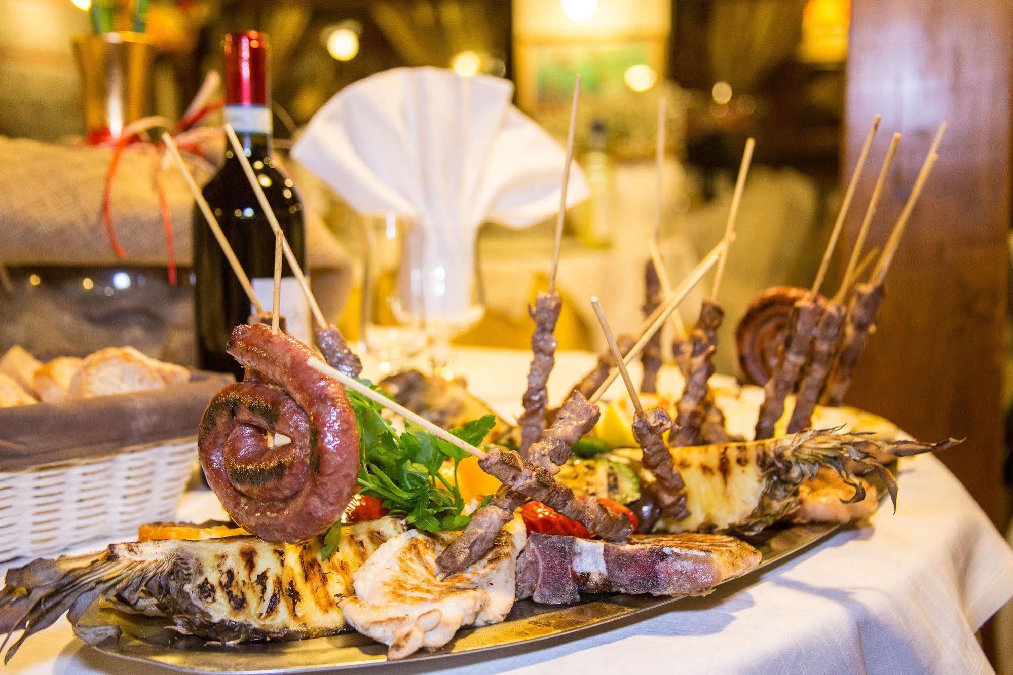 Hotel Ristorante La Perla Varallo Pombia Buitenkant foto