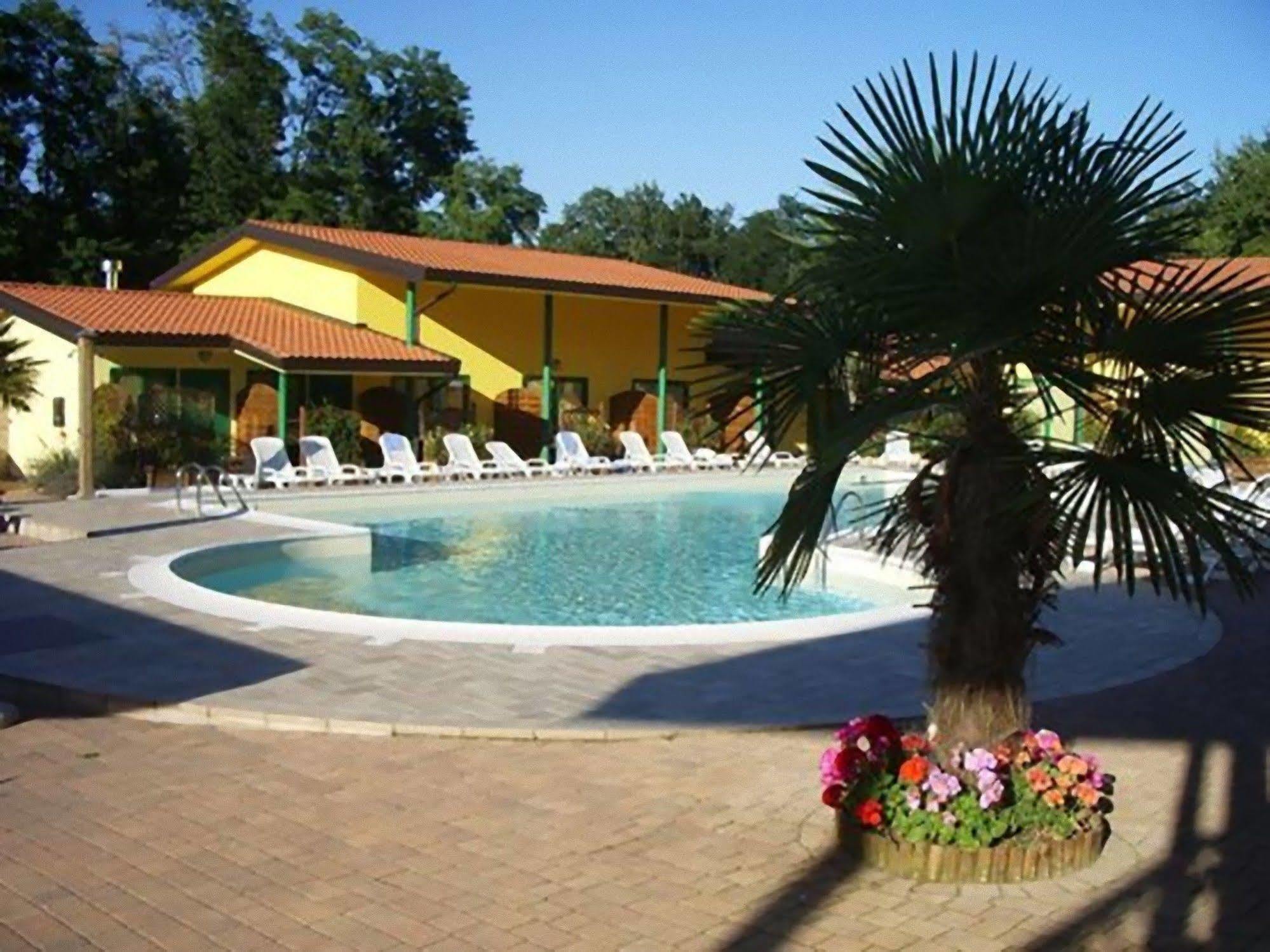 Hotel Ristorante La Perla Varallo Pombia Buitenkant foto