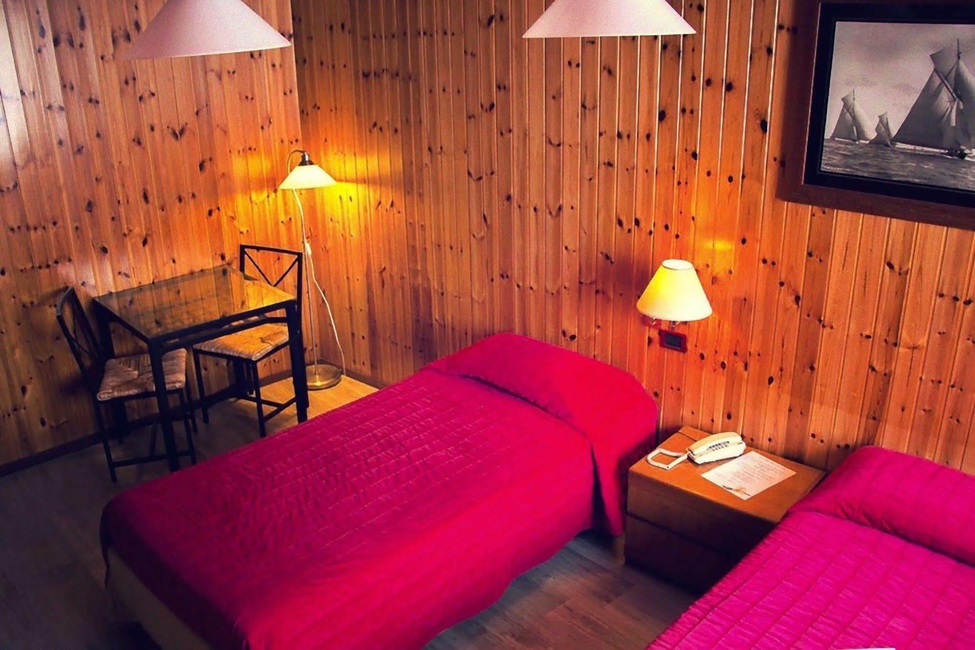 Hotel Ristorante La Perla Varallo Pombia Buitenkant foto