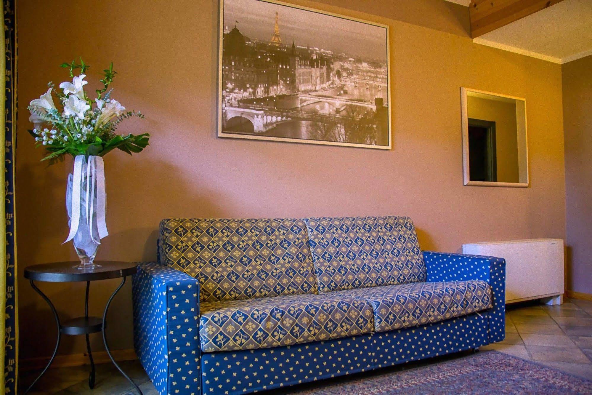 Hotel Ristorante La Perla Varallo Pombia Buitenkant foto