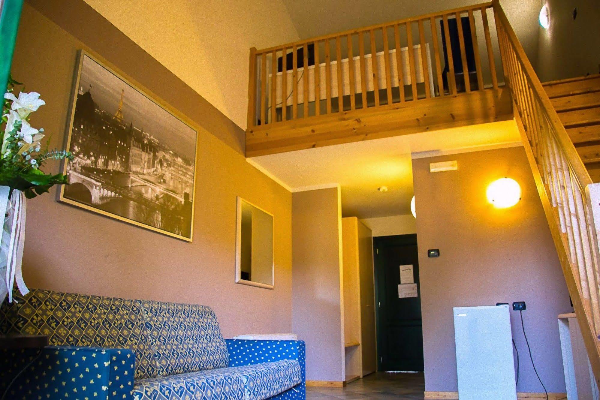 Hotel Ristorante La Perla Varallo Pombia Buitenkant foto