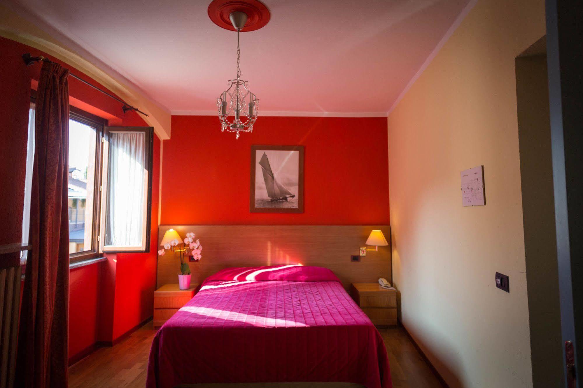 Hotel Ristorante La Perla Varallo Pombia Buitenkant foto