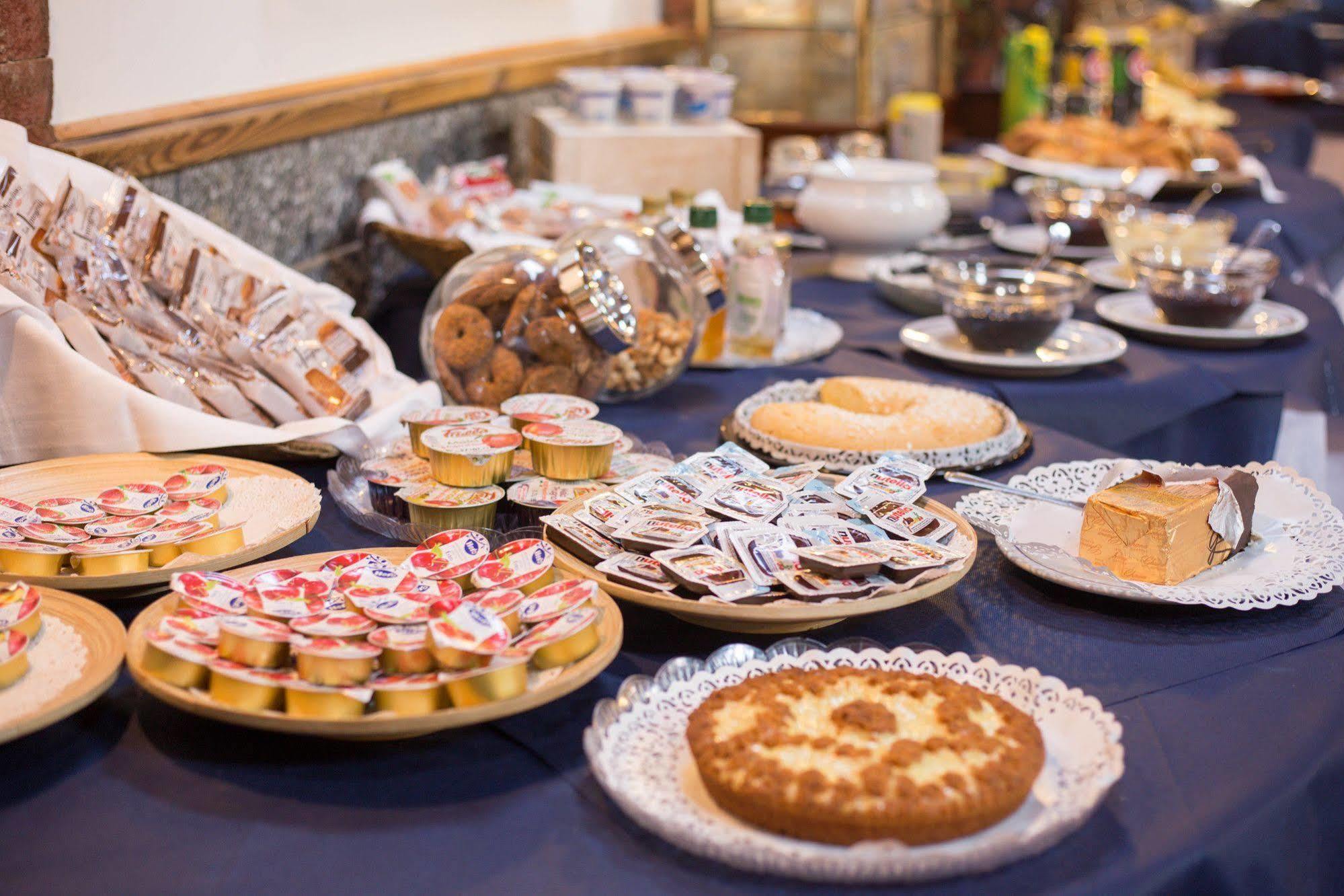 Hotel Ristorante La Perla Varallo Pombia Buitenkant foto