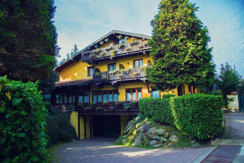 Hotel Ristorante La Perla Varallo Pombia Buitenkant foto