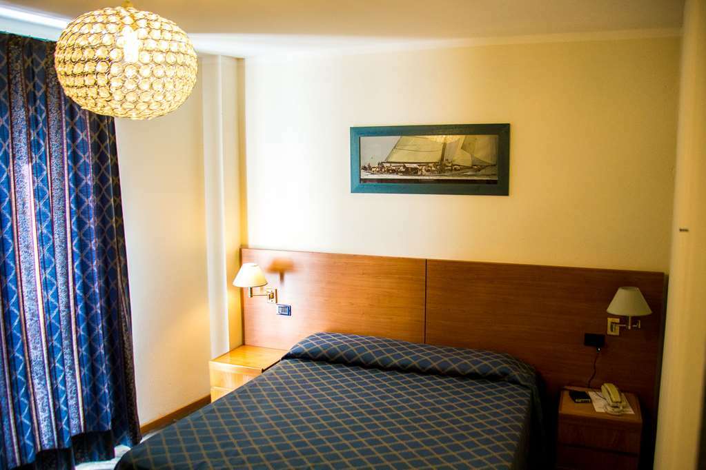 Hotel Ristorante La Perla Varallo Pombia Kamer foto