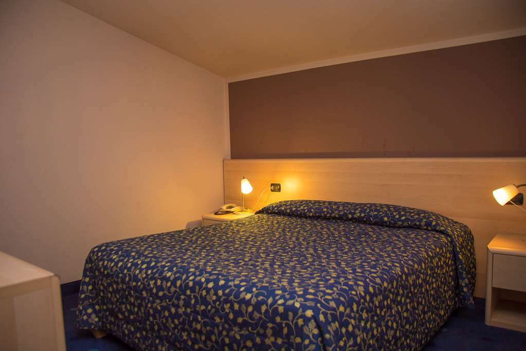 Hotel Ristorante La Perla Varallo Pombia Kamer foto